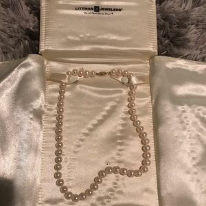 Pearl necklace with box and 14 k gold clasp
